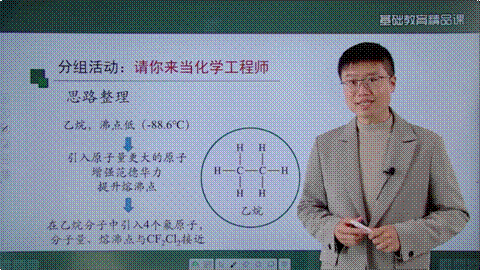 人的照片上写着字描述已自动生成